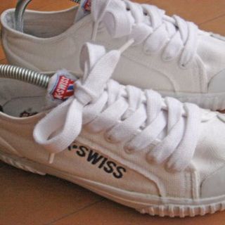 ケースイス(K-SWISS)のＫ・ＳＷＩＳＳ☆ホワイトスニーカー☆約２５ＣＭ☆白キャンパス地☆送料込☆(スニーカー)