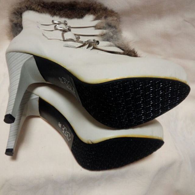 ファー付きヒールブーツ♡オフホワイト レディースの靴/シューズ(ブーツ)の商品写真