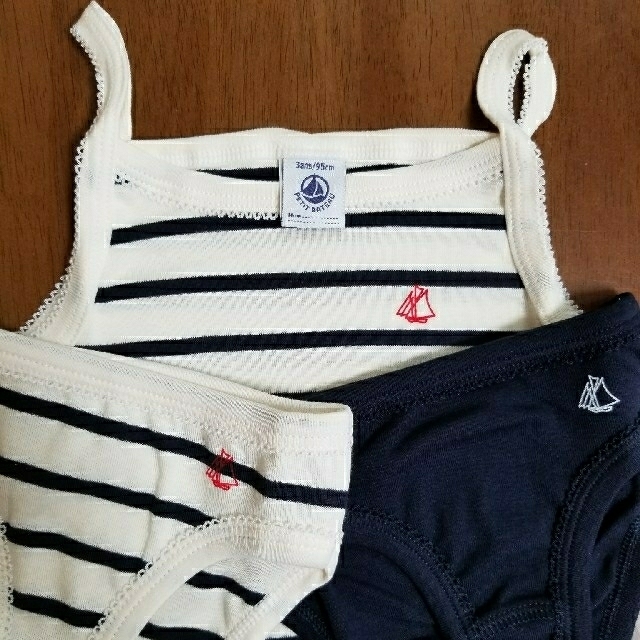 PETIT BATEAU(プチバトー)の《新品》PETIT BATEAUﾏﾘﾆｴｰﾙｷｬﾐｿｰﾙ、ﾊﾟﾝﾂ2枚ｾｯﾄ キッズ/ベビー/マタニティのキッズ服女の子用(90cm~)(下着)の商品写真