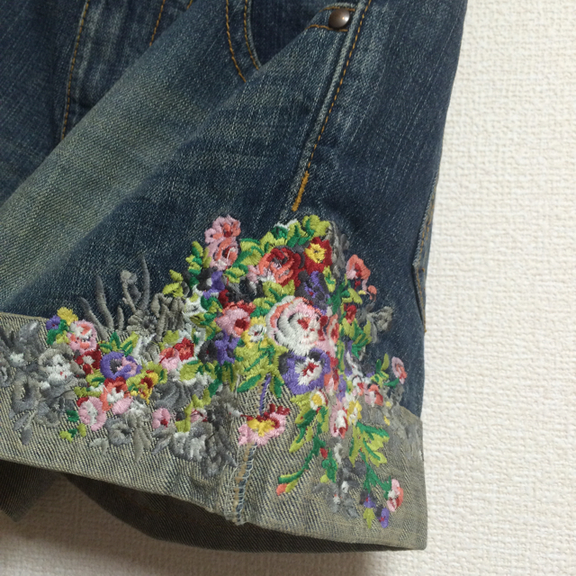 SUPER HAKKA(スーパーハッカ)のお花刺繍ショートパンツ レディースのパンツ(ショートパンツ)の商品写真