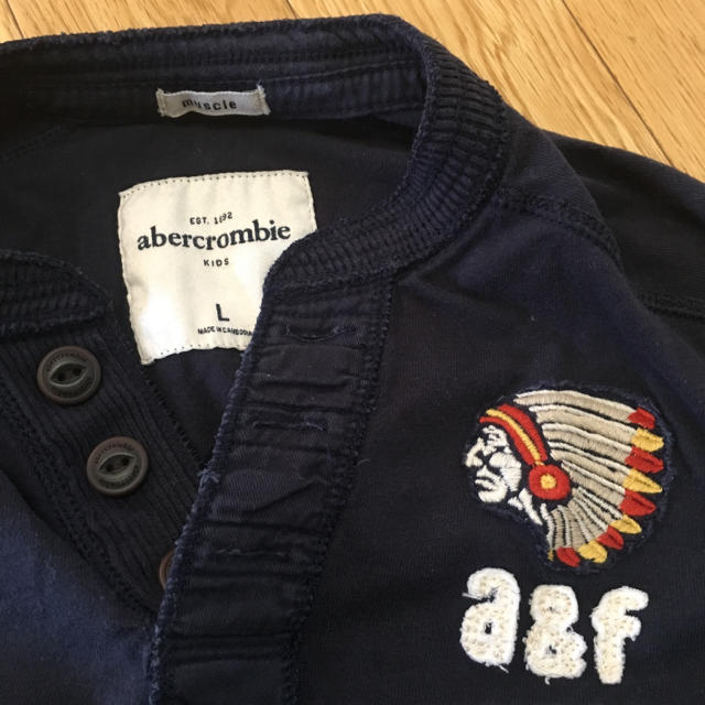 Abercrombie&Fitch(アバクロンビーアンドフィッチ)のアバクロキッズ☆ジュニアサイズロングスリーブTシャツ ネイビー サイズＬ キッズ/ベビー/マタニティのキッズ服男の子用(90cm~)(Tシャツ/カットソー)の商品写真