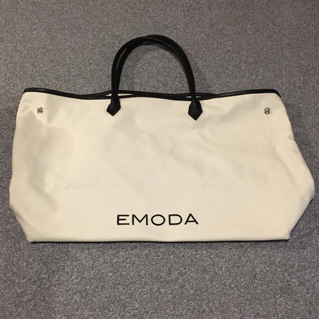 EMODA(エモダ)のEMODA 限定ノベルティバッグ ホワイト  キッズ/ベビー/マタニティのマタニティ(マザーズバッグ)の商品写真