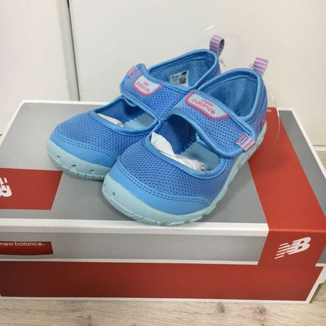 New Balance(ニューバランス)の絶対買い‼️新品‼️ニューバランス アクアシューズ KA207 18 キッズ/ベビー/マタニティのキッズ/ベビー/マタニティ その他(その他)の商品写真