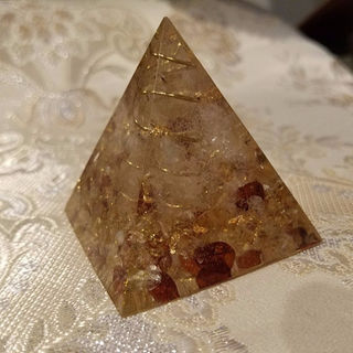 大特価！富をもたらし幸せに！ピラミッド形オルゴナイト アンバー x シトリン(その他)