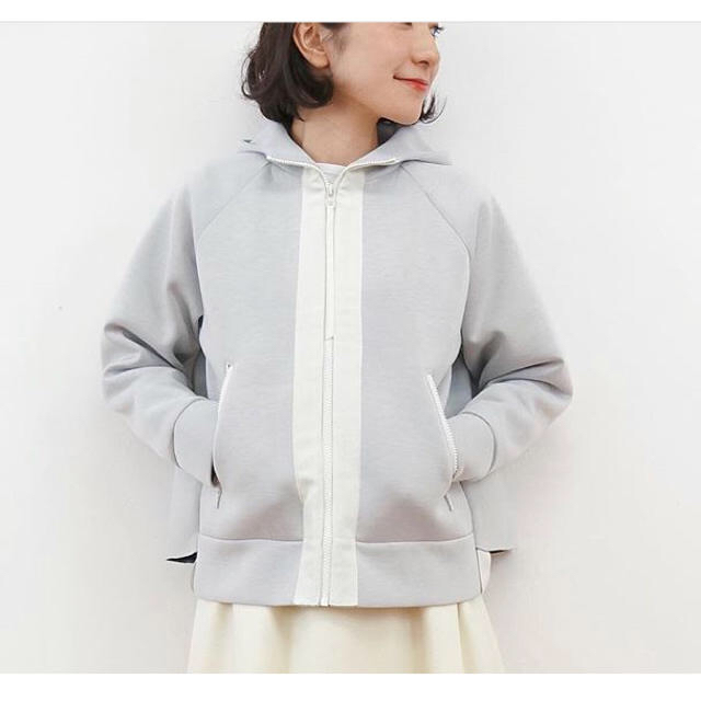 yori ヨリ グレー バックフリルパーカー