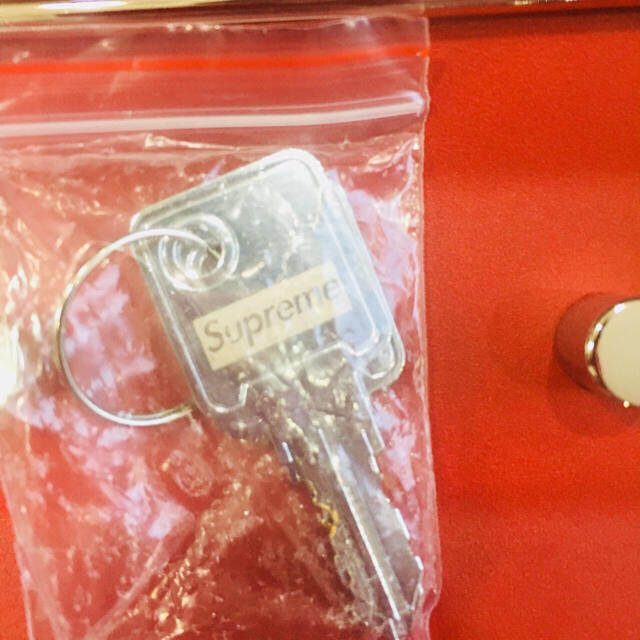 Supreme(シュプリーム)の送料込み Supreme Lock Box red シュプリーム  メンズのファッション小物(その他)の商品写真