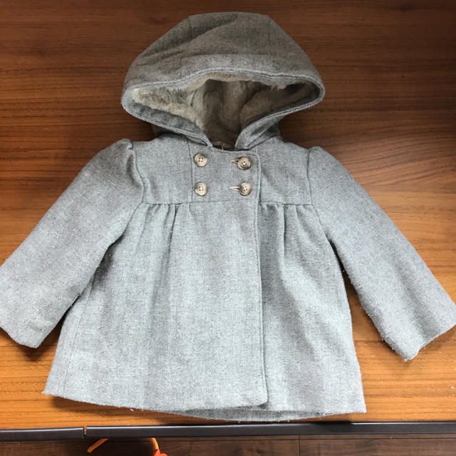 babyGAP(ベビーギャップ)のbabyGapラメ入りグレーコート80 キッズ/ベビー/マタニティのベビー服(~85cm)(ジャケット/コート)の商品写真