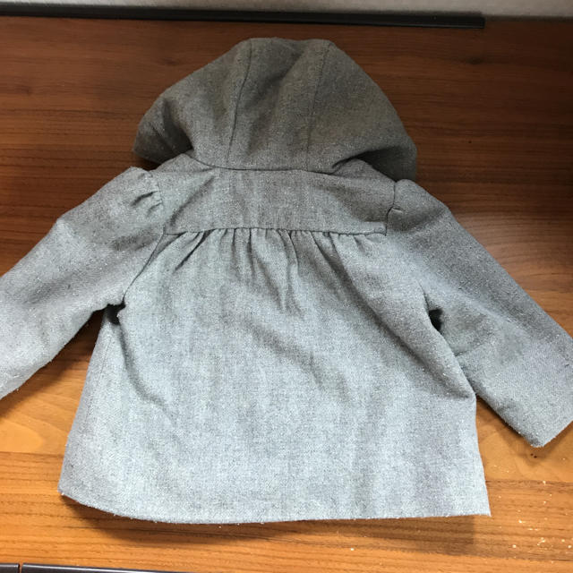 babyGAP(ベビーギャップ)のbabyGapラメ入りグレーコート80 キッズ/ベビー/マタニティのベビー服(~85cm)(ジャケット/コート)の商品写真