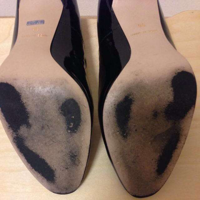 BARNEYS NEW YORK(バーニーズニューヨーク)のエナメル黒パンプス レディースの靴/シューズ(ハイヒール/パンプス)の商品写真