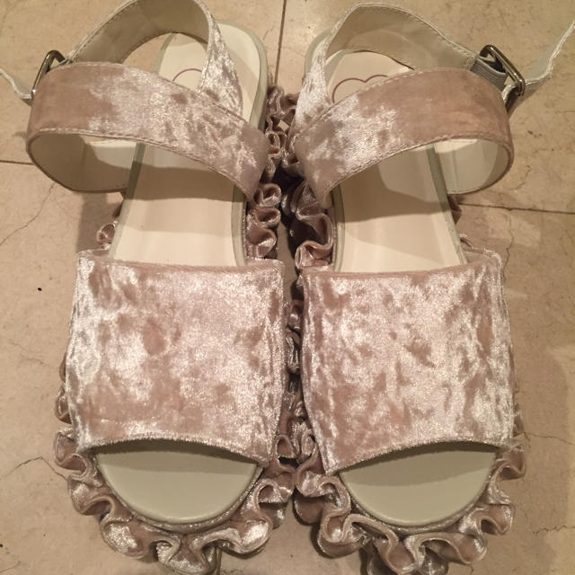 merry jenny(メリージェニー)のベロア ソール フリル サンダル レディースの靴/シューズ(サンダル)の商品写真