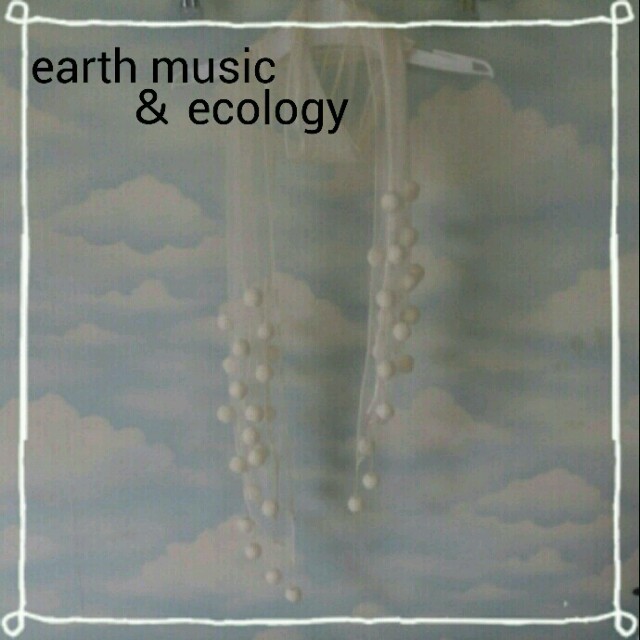 earth music & ecology(アースミュージックアンドエコロジー)のearth m＆e  ポンポンストール レディースのファッション小物(ストール/パシュミナ)の商品写真
