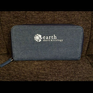 アースミュージックアンドエコロジー(earth music & ecology)のearth・ミュージック&エコロジー・長財布・ウォレット・デニム生地・財布(財布)