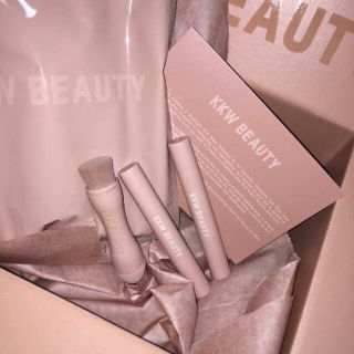 カイリーコスメティックス(Kylie Cosmetics)のkkw contour kit medium うれました(コントロールカラー)