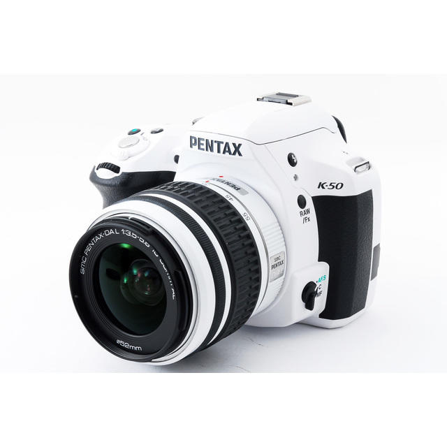 PENTAX(ペンタックス)の☆カメラバッグ付き！おしゃれなホワイト☆ペンタックス K-50 レンズキット スマホ/家電/カメラのカメラ(デジタル一眼)の商品写真