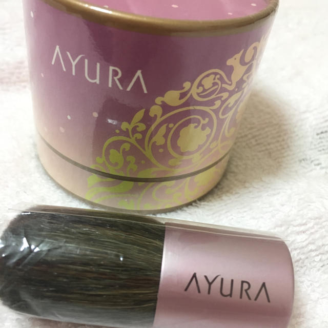 AYURA(アユーラ)の新品未使用 アユーラ フェイスパウダー ブラシ付き コスメ/美容のベースメイク/化粧品(フェイスパウダー)の商品写真