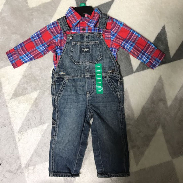 OshKosh(オシュコシュ)の新品◎OSHKOSHオーバーオールセット18M キッズ/ベビー/マタニティのベビー服(~85cm)(カバーオール)の商品写真