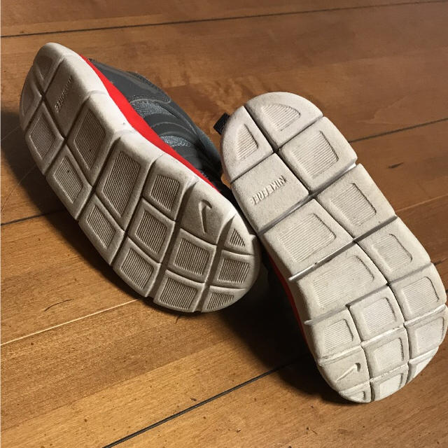 NIKE(ナイキ)のナイキ ダイナモフリー キッズ/ベビー/マタニティのキッズ靴/シューズ(15cm~)(スニーカー)の商品写真
