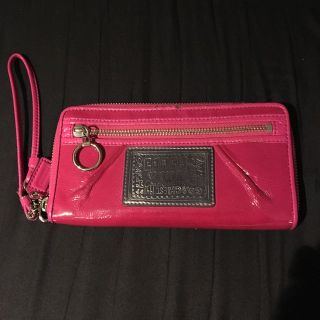 コーチ(COACH)のCOACH POPPY ハンドル付き 長財布 パテントレザー(財布)