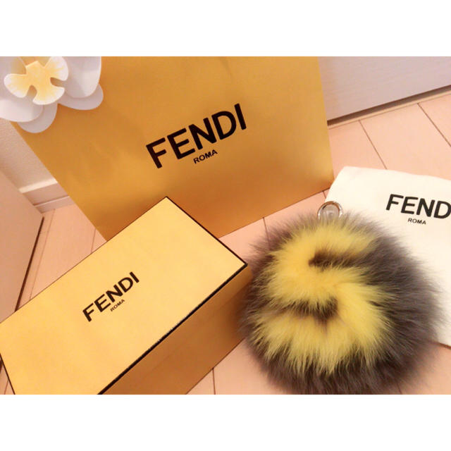 FENDI(フェンディ)のFENDI フェンディ イニシャルファーチャーム S 国内正規品 美品 ハンドメイドのファッション小物(バッグチャーム)の商品写真