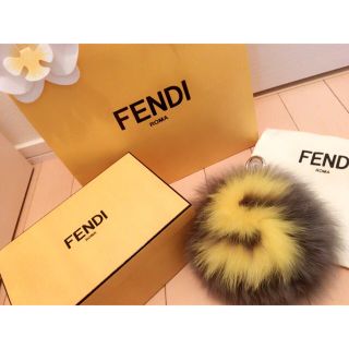 フェンディ(FENDI)のFENDI フェンディ イニシャルファーチャーム S 国内正規品 美品(バッグチャーム)