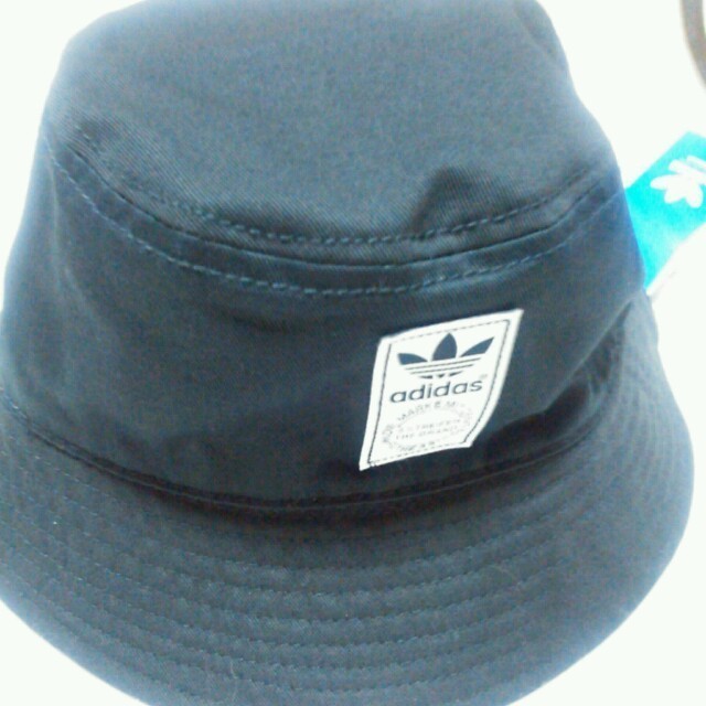 adidas(アディダス)のadidasバケットハットSLY レディースの帽子(ハット)の商品写真