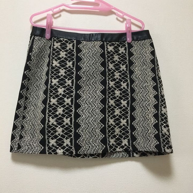 FOREVER 21(フォーエバートゥエンティーワン)の刺繍 スカート ミニスカート FOREVER21 レディースのスカート(ミニスカート)の商品写真