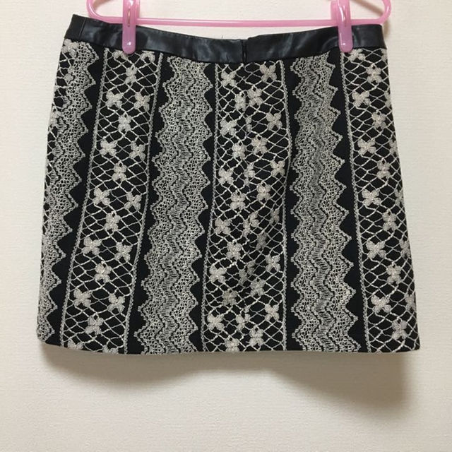 FOREVER 21(フォーエバートゥエンティーワン)の刺繍 スカート ミニスカート FOREVER21 レディースのスカート(ミニスカート)の商品写真