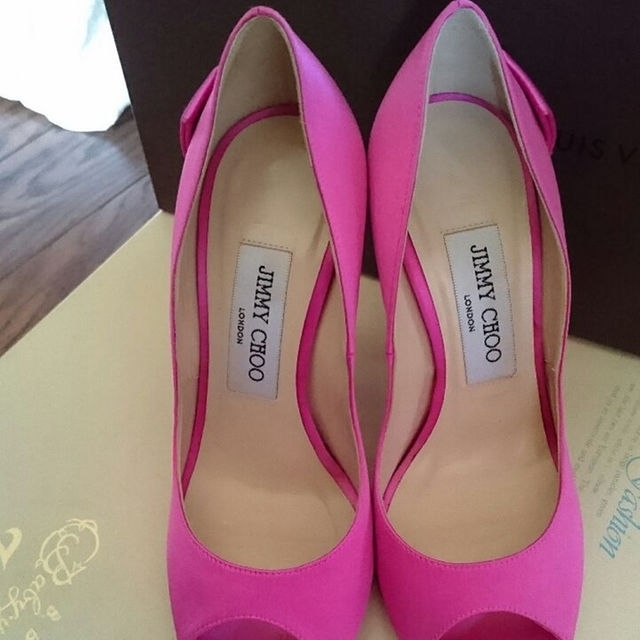 JIMMY CHOO(ジミーチュウ)のめっちゃお得‼ジミーチュウ☆ピンク色サテンパンプス☆ヒールのリボンが可愛い‼35 レディースの靴/シューズ(ハイヒール/パンプス)の商品写真