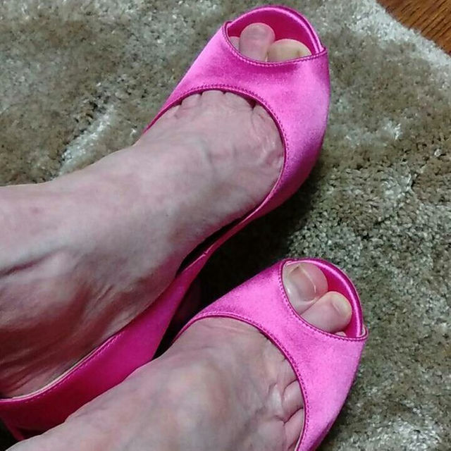 海外ブランド JIMMY CHOO 出品中のピンク色のリボンパンプス、別