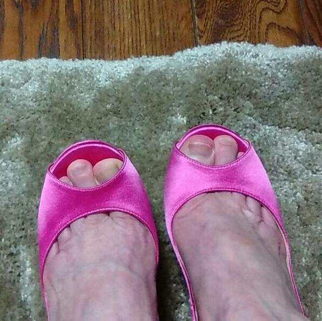 JIMMY CHOO(ジミーチュウ)の出品中のピンク色のリボンパンプス、別アングル画像☆ レディースの靴/シューズ(ハイヒール/パンプス)の商品写真