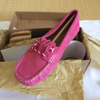 アグ(UGG)のアグピンク新品モカシン(スリッポン/モカシン)