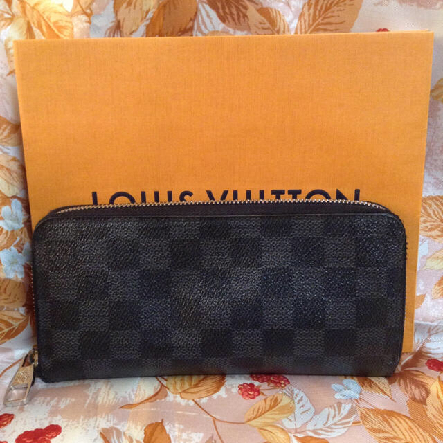 LOUIS VUITTON(ルイヴィトン)のルイ・ヴィトン ジッピ―ウォレット ダミエグラフィット メンズのファッション小物(長財布)の商品写真