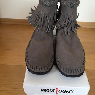 ミネトンカ(Minnetonka)の【MINNETONKA】美品  ショートブーツ  （グレー）(ブーツ)