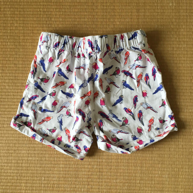 Old Navy(オールドネイビー)の146様専用！OLD NAVY インコ柄 ショートパンツ キッズ/ベビー/マタニティのキッズ服女の子用(90cm~)(パンツ/スパッツ)の商品写真