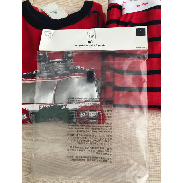 babyGAP(ベビーギャップ)の新品！GAP baby パジャマ 110サイズ 男の子 消防車 キッズ/ベビー/マタニティのキッズ服男の子用(90cm~)(パジャマ)の商品写真