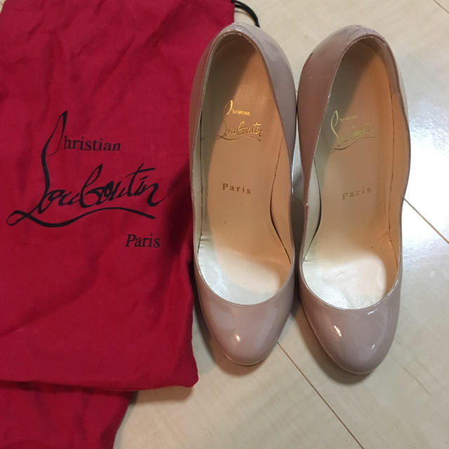 Christian Louboutin(クリスチャンルブタン)のルブタン  定番 ベージュ パンプス レディースの靴/シューズ(ハイヒール/パンプス)の商品写真