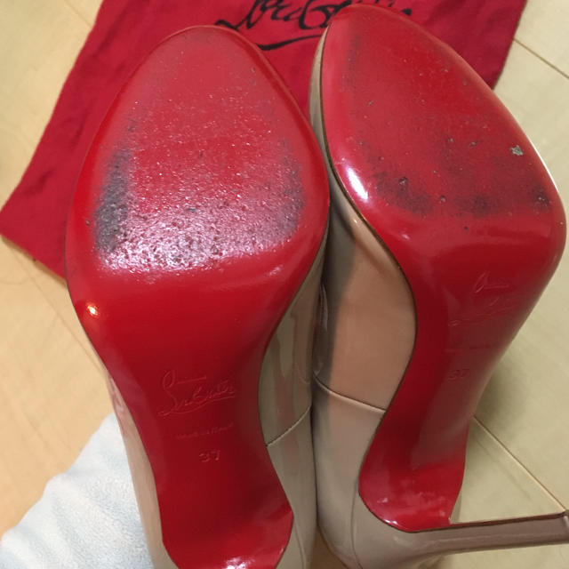 Christian Louboutin(クリスチャンルブタン)のルブタン  定番 ベージュ パンプス レディースの靴/シューズ(ハイヒール/パンプス)の商品写真