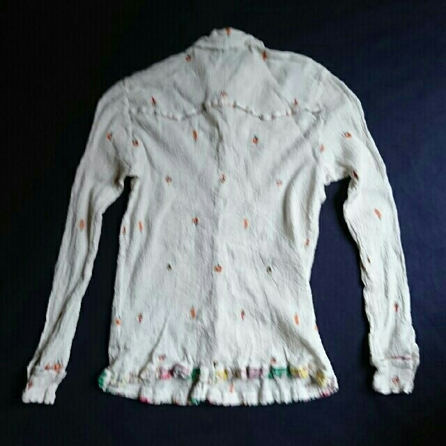 TSUMORI CHISATO(ツモリチサト)のスカラベ555様専用 ツモリチサト シャツ 白 刺繍 M レディースのトップス(シャツ/ブラウス(長袖/七分))の商品写真