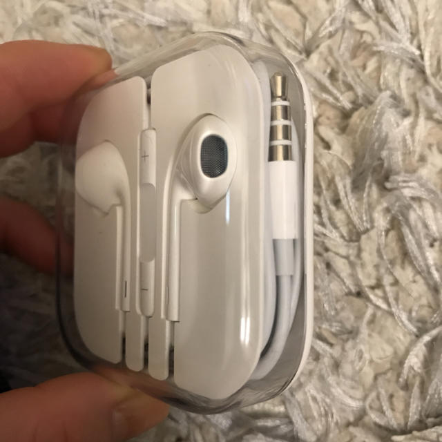 Apple(アップル)のiPhone純正イヤホン スマホ/家電/カメラのオーディオ機器(ヘッドフォン/イヤフォン)の商品写真