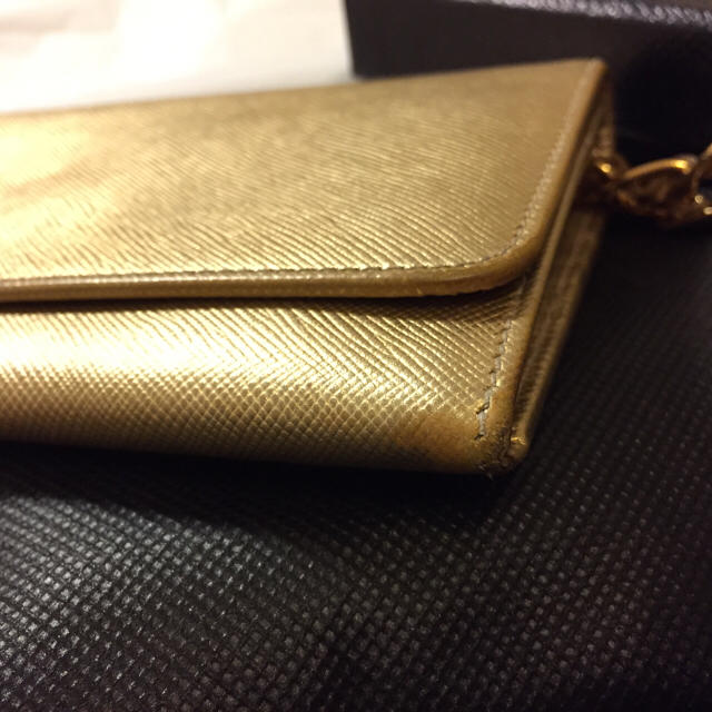 PRADA(プラダ)のプラダ ゴールド 斜めがけ 長財布 レディースのファッション小物(財布)の商品写真