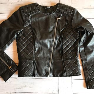 エイチアンドエム(H&M)の【H&M】黒ブラック 合皮シングルライダース風ジャケット Mサイズ位(ライダースジャケット)