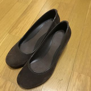 クロックス(crocs)の美品・クロックスパンプス  W7(ハイヒール/パンプス)