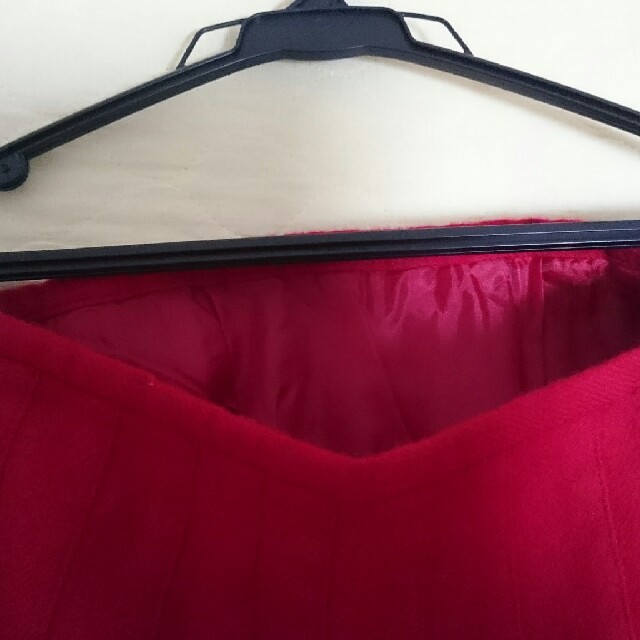 i.n.e(インエ)のi.n.eインエ 赤い毛素材 冬服スカート レディースのスカート(ひざ丈スカート)の商品写真