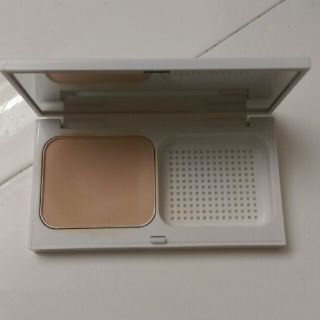 ボビイブラウン(BOBBI BROWN)のボビィブラウン　スキンウェイトレスパウダーファンデーション　ウォームポーセリン(ファンデーション)