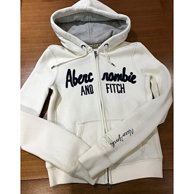 Abercrombie&Fitch(アバクロンビーアンドフィッチ)のアバクロ パーカー レディースのトップス(パーカー)の商品写真