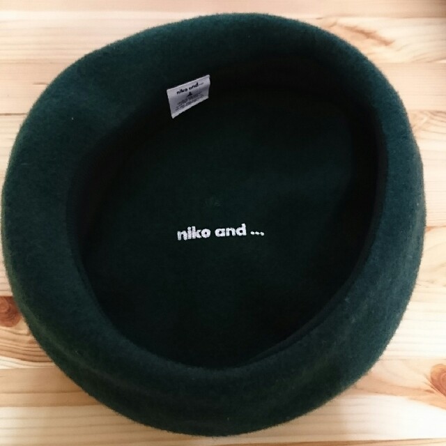 niko and...(ニコアンド)の今季 完売商品 ニコアンド オリジナルカラーベレー帽 ダークグリーン レディースの帽子(ハンチング/ベレー帽)の商品写真