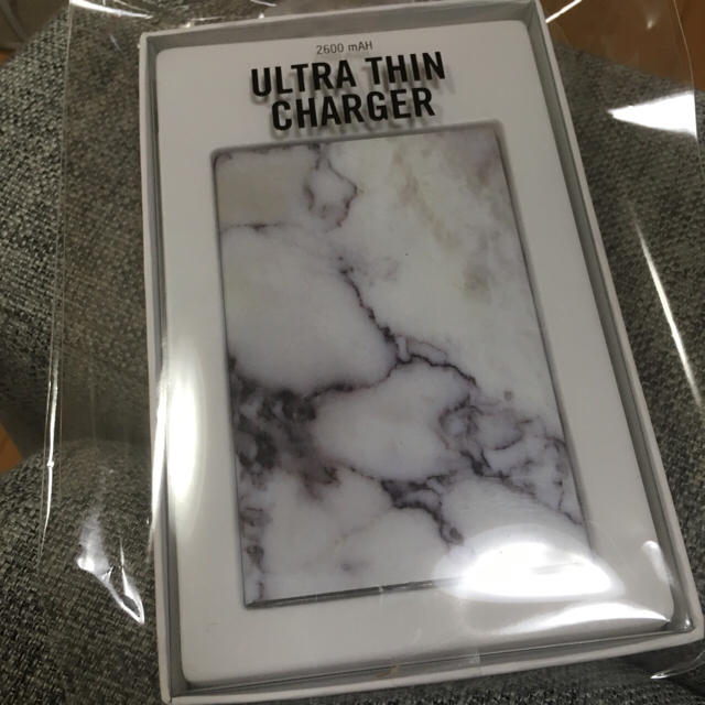 Urban Outfitters(アーバンアウトフィッターズ)のURTRA THIN CHARGER 2600mAh スマホ/家電/カメラのスマートフォン/携帯電話(バッテリー/充電器)の商品写真