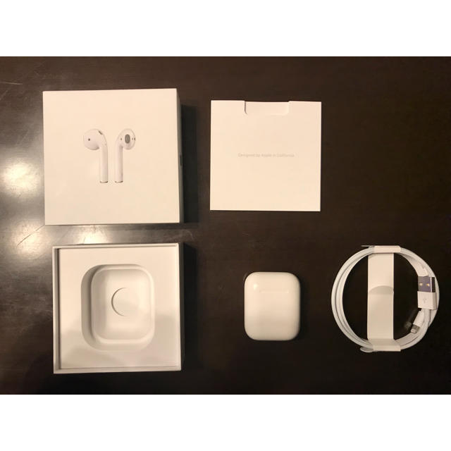 Apple(アップル)の【美品】Apple AirPods 正規品 充電ケース スマホ/家電/カメラのオーディオ機器(ヘッドフォン/イヤフォン)の商品写真