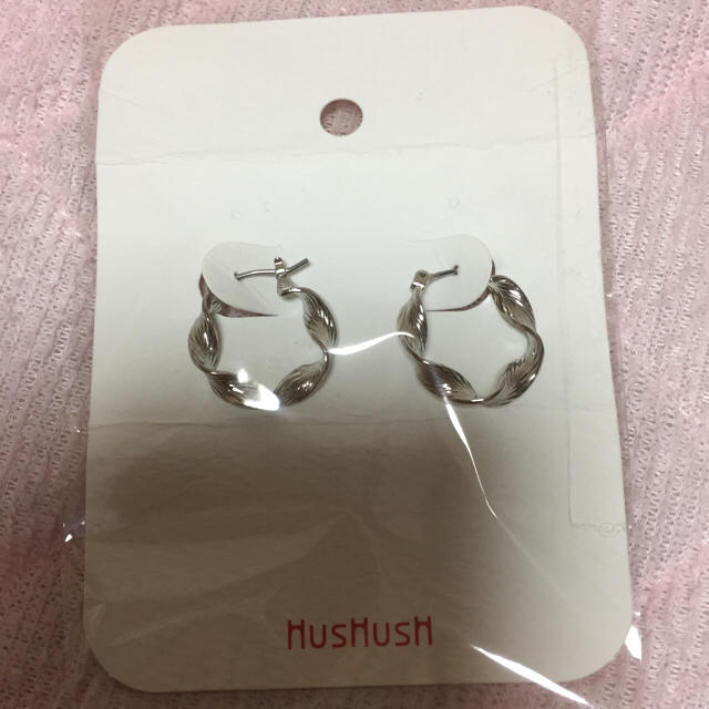 HusHush(ハッシュアッシュ)のねじりフープピアス レディースのアクセサリー(ピアス)の商品写真