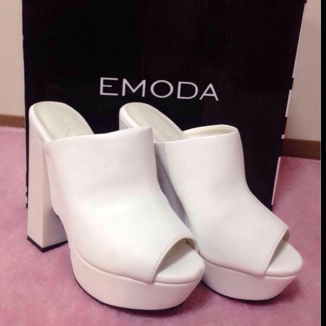 EMODA(エモダ)のヒールサボ  ホワイト レディースの靴/シューズ(サンダル)の商品写真